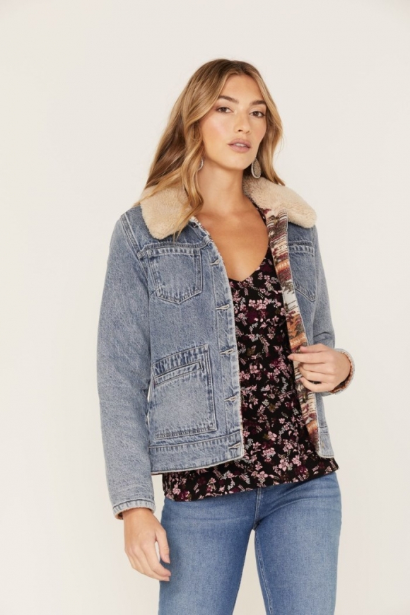 Promotion Idyllwind Women's Light Wash Reversible Sherpa Blanket Denim Jacket | Light Wash Promotion Idyllwind Women's Light Wash Reversible Sherpa Blanket Denim Jacket | Light Wash